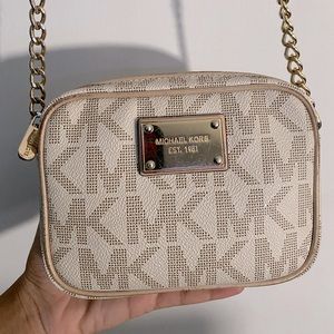 Michael Kors MK crossbody beige white brown bag good for the essentials!